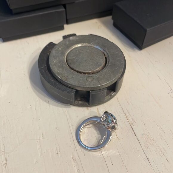 RARE Size 4.75 Avon silver tone prong set cushion cut topaz like crystal ring - Picture 7 of 9